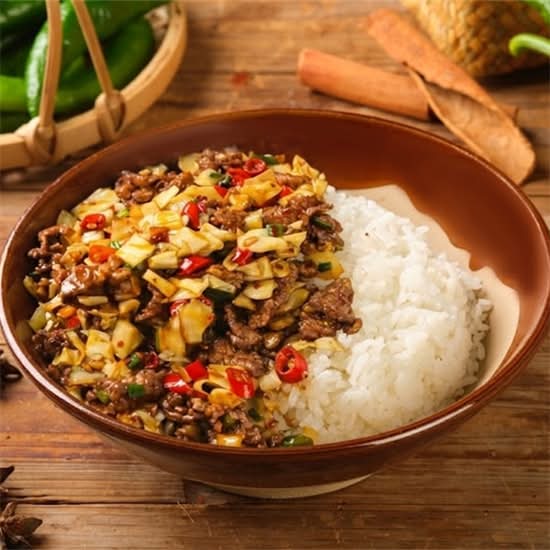 酸包菜炒牛肉盖码饭 Stir-fried Beef with Pickled Cabbage GAIMA Rice Bow